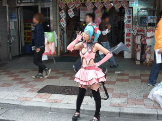 Illustration for article titled Cosplaying In The Streets of Osaka